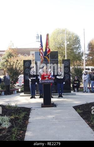 Gayle Kaler, Bürgermeister von Paducah, Kentucky, spricht mit dem Publikum des Paducah Veterans Day Feier Nov.11 in Paducah. Soldaten des 101St Airborne Division (Air Assault) Sustainment Brigade", "Lifeliners 101 Abn. Div., sofern eine statische Fahrzeug Display und einem Color Guard für die Ereignisse. Stockfoto