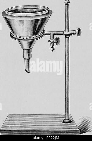. Pharmazeutische Bakteriologie, mit besonderem Bezug auf die Desinfektion und Sterilisation. Die Bakteriologie. 52 PHARMAZEUTISCHE BAKTERIOLOGIE. unteren Ende ein pledget von Saugfähigen Baumwolle gewickelt wurde und mittels Gewinde gebunden. Dies wird in einem Reagenzglas, die dann mit Baumwolle verstopft und im trockenen Sterilisator sterilisiert (eine Stunde bei einer Temperatur von 140 °C) Der Arzt wischt die Baumwolle Ende der Wattestäbchen über die vermuteten Hals Bereich platziert und dann reibt es leicht über die Oberfläche des Serums. Bitte beachten Sie, dass diese Bilder extrahiert werden aus der gescannten Seite Bilder, gewesen sein kann Stockfoto