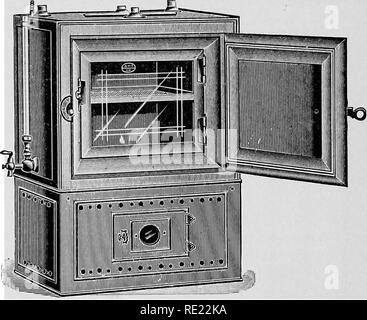 . Pharmazeutische Bakteriologie, mit besonderem Bezug auf die Desinfektion und Sterilisation. Die Bakteriologie. 46 PHARMAZEUTISCHE BAKTERIOLOGIE. Mix Zutaten in einen Reiskocher und kochen für eine halbe Stunde rühren, Fre- gen; neutralisieren und Filter. Dies bildet eine sehr effiziente Kultur Medium für die meisten Bakterien, und klar ist und bleibt bei normalen Temperaturen. Es ist jedoch zu berücksichtigen, dass Häufiger oder längerer Heizung neigt, Gelatine dauerhaft zu verflüssigen. Abb. 22.- Dies ist eine Kupfer doppelwandige Inkubator bedeckt mit nicht-leitenden Material und ein Wasserstandsanzeiger, tubulation Stockfoto