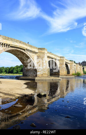 ! 7. Jahrhundert Corbridge Steinbrücke über den Fluss Tyne, Corbridge, Northumberland, England, Vereinigtes Königreich Stockfoto