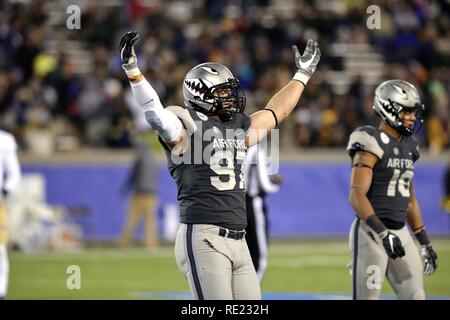 Santo Coppola, ein Jüngeres, feiert einen Anschlag wie der Air Force Falcons der Colorado State Rams an der US Air Force Academy's Falcon Stadion in Colorado Springs, Colorado, Nov. 12, 2016. Die Falken besiegten die Rams 49-46. Stockfoto