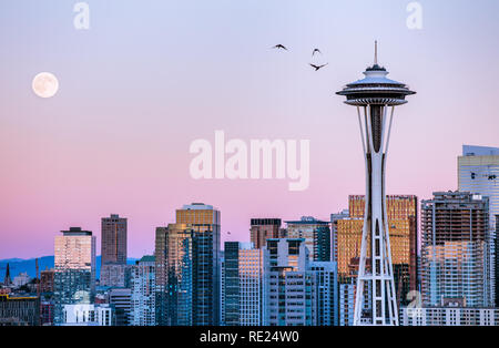 Seattle Skyline mit Vollmond und am Abend Farben Stockfoto