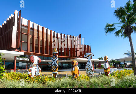 Farbenfrohe Skulpturen außerhalb der Cairns Performing Arts Centre, Cairns, Far North Queensland, Queensland, FNQ, Australien Stockfoto