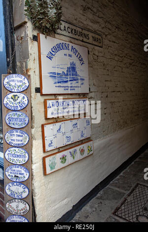 Blackburns Hof Passage in Panama Stadt Zentrum führt zu Waschhaus Töpferei store, Whitby, Yorkshire, England Stockfoto