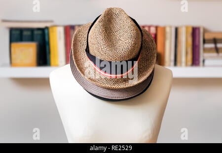 Drei Mützen übereinander auf eine Schaufensterpuppe zu Hause. Stockfoto