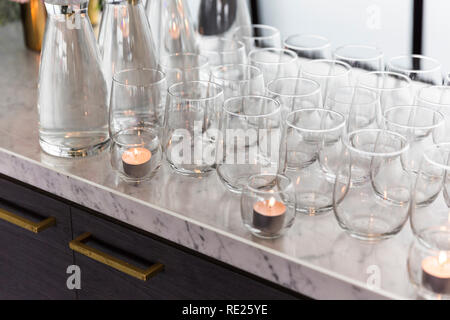 Reich verzierte Glaswaren elegant sitzen auf der Bar in einer feierlichen Veranstaltung. Stockfoto