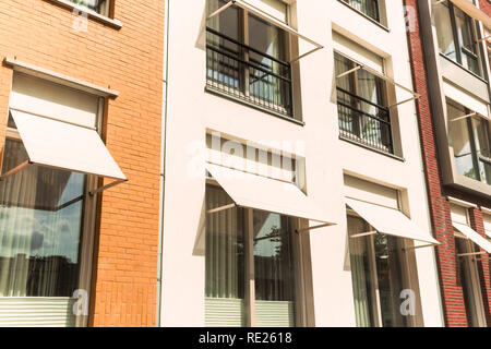 Kampen, Niederlande - 31. August 2018: Fenster blind wiederholt Design in den Straßen der Stadt mit verschiedenen Farben gepunktete während des Pattern. Mit vielen Stockfoto