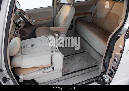 Nowosibirsk, Russland - 01.19.2019: Der Innenraum des Autos Toyota Porte in der Rückseite eines Minivan mit einer großen Klappe öffnen und einen Blick auf dem Bedienfeld Stockfoto