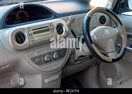 Nowosibirsk, Russland - 01.19.2019: Der Innenraum des Autos Toyota Porte in der Rückseite eines Minivan mit einer großen Klappe öffnen und einen Blick auf dem Bedienfeld Stockfoto