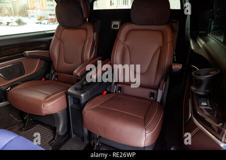 Nowosibirsk, Russland - 08.01.2018: Das Innere eines teuren Business class Auto innen die Rücksitze des Original perforiertes Leder, die Zentrale con Stockfoto