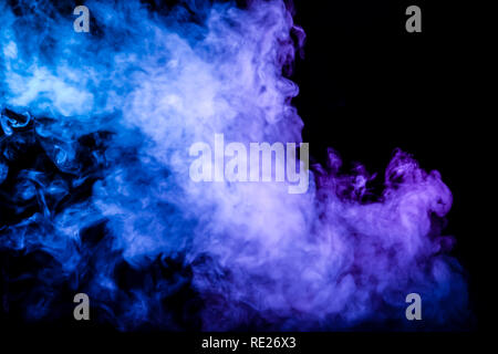 Vereine von farbigen Rauch blau und rosa Farbe auf schwarzem Hintergrund isoliert in Form von weichen Wolken von der vape Stockfoto