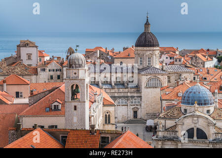 Dubrovnik, Kroatien - April 2018: Blick auf die alte Häuser in Dubrovnik, als von der alten Stadt gesehen befestigten Mauern Stockfoto