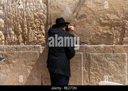 Eine ultra-orthodoxe Jude betet an der Klagemauer in Jerusalem. Stockfoto