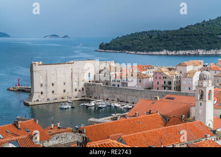 Dubrovnik, Kroatien - April 2018: Altstadt von Dubrovnik Hafen und Marina, gesehen von der Altstadt Stadtmauer Stockfoto