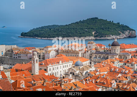 Dubrovnik, Kroatien - April 2018: die Dächer der alten Häuser in Dubrovnik, von der Altstadt gesehen befestigten Mauern mit Insel Lokrum im Hintergrund Stockfoto