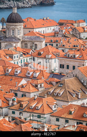 Dubrovnik, Kroatien - April 2018: Blick auf die alte Häuser in Dubrovnik, als von der alten Stadt gesehen befestigten Mauern Stockfoto