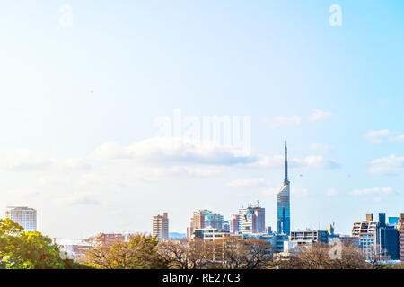 Asien Business Konzept für Immobilien und Corporate Bau - Panoramablick auf das urbane Stadtbild Luftaufnahme mit Fukuoka Tower unter strahlend blauen Himmel und Stockfoto