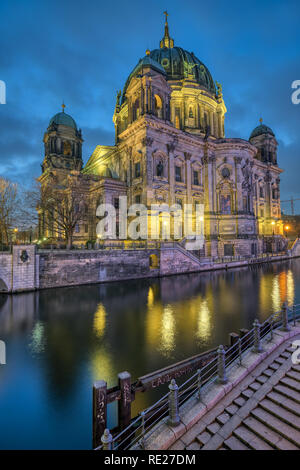 Der Berliner Dom mit der Spree in der Dämmerung Stockfoto