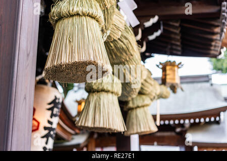 Asien Kultur Konzept - die schöne Dekoration Kunst und shimenawa Seil der traditionellen kushida Schrein in Fukuoka, Japan Stockfoto