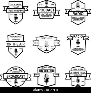 Satz von Podcast, Radio Embleme mit Mikrofon. Design Element für Logo, Label, Zeichen, Emblem, Poster. Vector Illustration Stock Vektor