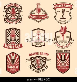 Satz von Vintage podcast, Radio Embleme mit Mikrofon. Design Element für Logo, Label, Zeichen, Emblem, Poster. Vector Illustration Stock Vektor