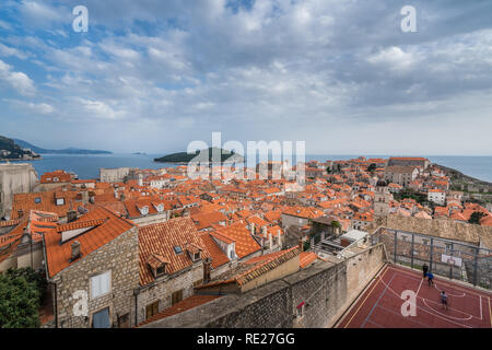 Dubrovnik, Kroatien - April 2018: Basketball pitch vor der alten Häuser und Gebäude in Dubrovnik, gesehen von der Altstadt Stadtmauer Stockfoto