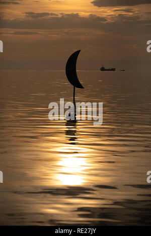 Die Skulptur 'MOON' von Pavlos Vasiliadis Künstler, an der Küste von Thessaloniki, Griechenland am 18. Januar 2019. Stockfoto