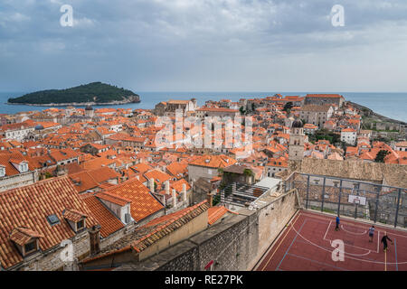 Dubrovnik, Kroatien - April 2018: Basketball pitch vor der alten Häuser und Gebäude in Dubrovnik, gesehen von der Altstadt Stadtmauer Stockfoto