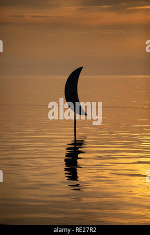 Die Skulptur 'MOON' von Pavlos Vasiliadis Künstler, an der Küste von Thessaloniki, Griechenland am 18. Januar 2019. Stockfoto