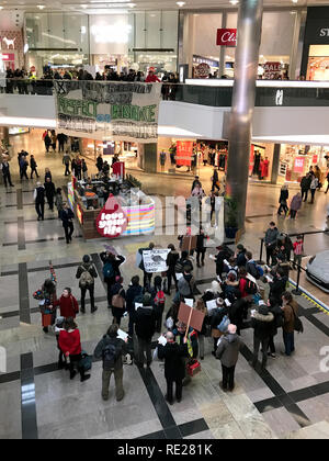 Southampton, Großbritannien - 12 Jan 2019: Demonstraters Protest im Einkaufszentrum West Quay. Dieser friedlichen Demonstration ist die Luftqualität in Southa zu verbessern. Stockfoto