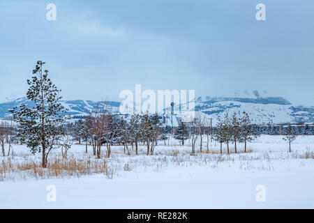 Palandoken Berge aus der Ferne mit Nebel in Erzurum, Türkei Stockfoto