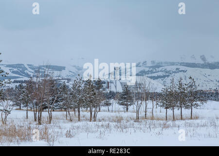 Palandoken Berge aus der Ferne mit Nebel in Erzurum, Türkei Stockfoto