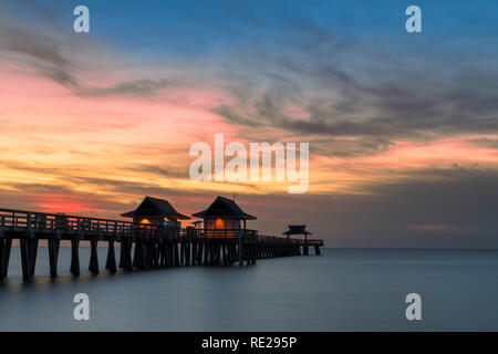 Sonnenuntergang über dem Golf von Mexiko von Naples Pier in Naples, Florida Stockfoto