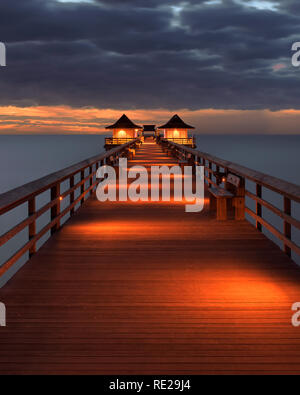 Sonnenuntergang über dem Golf von Mexiko von Naples Pier in Naples, Florida Stockfoto