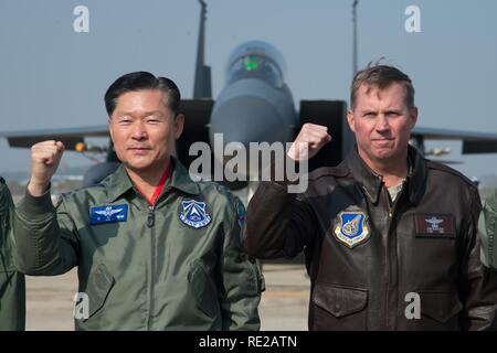 Generalleutnant gewann, In-Choul, Republik Korea Air Force Operations Command Commander und Lt Gen Thomas W. Bergeson, 7th Air Force Commander, für ein Foto bei einem Media Event für unbesiegbar Schild, eine Interoperabilität exchange darstellen, am Osan Flughafen, ROK, November 8, 2016. Die RAF, USA und ROK-Luftstreitkräfte nahmen an unbesiegbar Schild, der das erste Mal die RAF-Flugzeuge, die auf der koreanischen Halbinsel seit dem Koreakrieg aufgefangen hat. Stockfoto