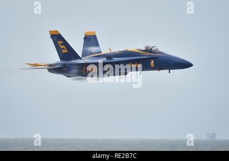 JACKSONVILLE, Fla. (Nov. 5, 2016) U.S. Navy Flight Demonstration Squadron, die Blue Angels, Lead Solo #5 Lt Ryan Chamberlain führt die Sneak Pass am Meer und Himmel Spektakuläre 2016 in Jacksonville, Florida. Der Blaue Engel sind geplant mehr als 50 Demonstrationen in den USA im Jahr 2016 durchzuführen, das 70. Jubiläum des Teams. Stockfoto