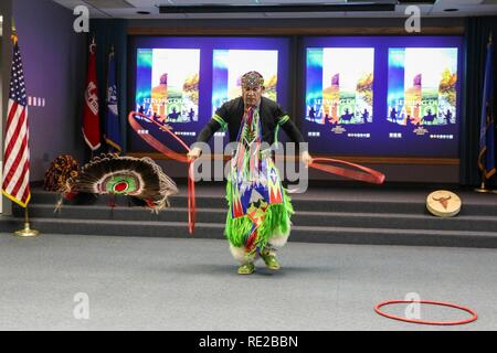 Michael Pahsetopah, Weltmeister indischen Fancy Dancer, führt eine Hoop Dance während der usace Tulsas District National Native American Heritage Monat Einhaltung Nov. 7 in Tulsa, Okla. Stockfoto