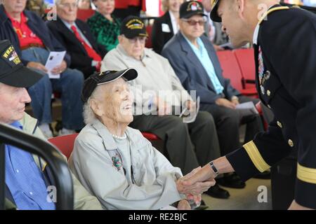 16 Veteranen aus dem Zweiten Weltkrieg der San Antonio Gemeinschaft wurden in einem Veteranen der zentralen Feier geehrt bei MacArthur Feld, 9. November statt. Lt. Gen Jeffrey S. Buchanan, Commander, Armee Nord (fünfte Armee) präsentiert die Veteranen mit dem Herrn Abgeordneten Service Ehrennadel und einer Armee Nord-Gedenkmünze. Der Herr Abgeordnete Service Ehrennadel wurde United States Military Service für Mitglieder, die unter ehrenhaften Bedingungen während des Zweiten Weltkrieges entlassen wurden ausgezeichnet. Drei Personen wurden erkannt, und der Distinguished Quartermaster Plakette, für ihren Service und die Unterstützung Fort Sam Houston Service empfangen Stockfoto