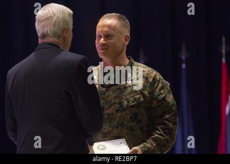 Ray Maybus Secretary Of The Navy vergibt Marine Corps Air Station (MCAS) Cherry Point eine Ehrenurkunde für seine blauen Leistungsniveau im Geschäftsjahr 2016 SecNav Energie- und Wasser-Management Awards, für ein abgerundetes Energie oder Wasserprogramm zum US Marine Corps Oberst Todd W. Ferry, der Kommandeur Ofiicer des Marine Corps Air Station (MCAS) Cherry Point während einer Zeremonie am MCAS Cherry Point , N.c., 9. November 2016. Während der Zeremonie bekannt Secretary Of The Navy Ray Mabus, dass die Zerstörer der Arleigh-Burke-Klasse, DDG 121, die USS Frank E. Petersen Jr., zu Ehren des t benannt werden Stockfoto