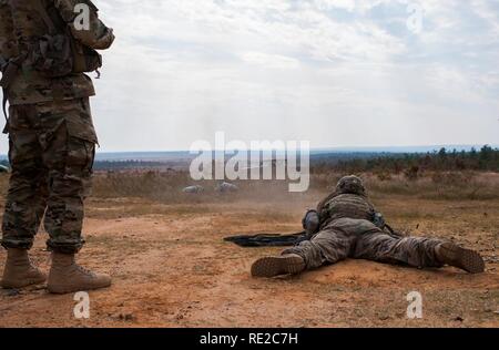 Sgt. 1. Klasse Joel Micholick, mit der 9 Bataillon, U.S. Army Karriere Division, und der US-Armee finden Bekämpfung Treffsicherheit Programm führt das Bauholz Ereignis ausschneiden am dritten Tag der US-Armee den Befehl Waffen Treffsicherheit Wettbewerb Nov. 9, 2016, Fort Bragg, N.C. Die 4-tägige Wettbewerb FORSCOM verfügt über Scharfschützen aus der US-Army, US-Army Reserve und der Nationalgarde in Veranstaltungen für die M9 Pistole, die M4A1 Rifle und das M249 SAW oder Squad automatischen Waffe, für die Soldaten, die darüber hinaus Experte Sportschützen erkennen. Die mehrstufige Ereignisse Herausforderung Fähigkeit der Wettbewerber zu Stockfoto