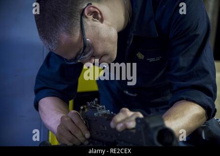 ARABIAN GULF (Nov. 8, 2016) Seaman Shawn Cote, von Osten Brookfield, Massachusetts, führt eine Sicherheitsfunktion überprüfung auf ein M240B Maschinengewehr an Bord der Flugzeugträger USS Dwight D. Eisenhower (CVN 69) (IKE). Ike und Ihre Carrier strike Group sind zur Unterstützung der Operation inhärenten Lösen, Maritime Security Operations und Theater Sicherheit Zusammenarbeit in den USA 5 Flotte Bereich der Operationen eingesetzt. Stockfoto