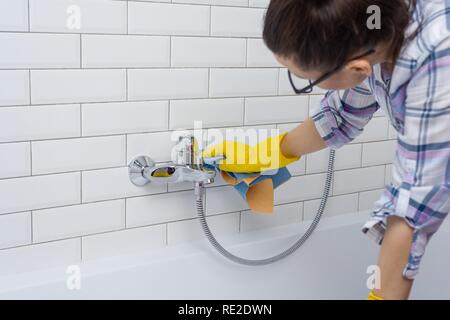 Haus Reinigung. Die Frau ist die Reinigung im Bad zu Hause. Stockfoto