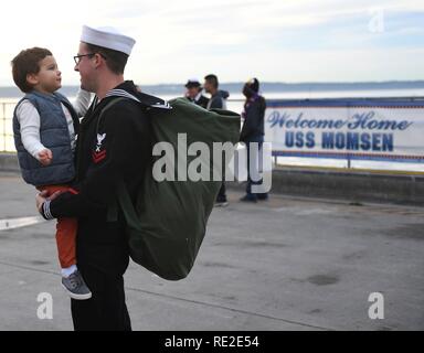 EVERETT, Washington (Nov. 10, 2016) Petty Officer 2. Klasse Justin Richardson, der Arleigh-burke-Klasse Lenkwaffen-zerstörer USS Momsen (DDG92), ist mit seinem Sohn an der Naval Station Everett vereint, nach Abschluss eines 7-monatigen Einsatz. Als Teil der US-amerikanischen dritte Flotte Pacific Oberfläche Action Group, Momsen unterstützt die maritime Sicherheit und Stabilität Missionen in der Indo-Asia - Pazifischer Raum. Stockfoto