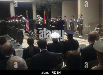 Generalmajor Joseph Harrington, Kommandeur der US-Armee Afrika macht ein Gruß nach einer Kranzniederlegung auf dem Stein der Erinnerung während eines Veterans Day Einhaltung Zeremonie Nov.11, 2016, im nördlichen Afrika amerikanischen Friedhof und Denkmal in Karthago, Tunesien. Stockfoto