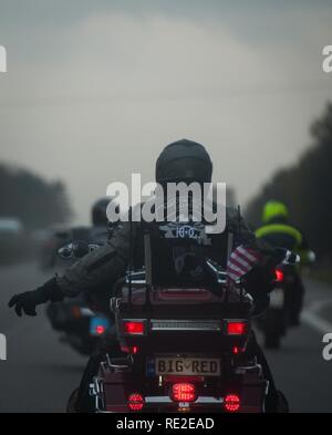 Mitglieder von Ramstein Militär Motorrad Club aus der Kaiserslautern Military Community Fahrt in einer Gruppe, wie Sie reisen, um ihren Respekt zu den Verstorbenen auf dem Friedhof Nov.11, 2016, in St. Avold, Frankreich zu bezahlen. Veteran's Day wird jährlich am 11. November beobachtet und erinnert an den militärischen Veteranen, die derzeit dienen oder haben die US-Streitkräfte, einschließlich derer, die das ultimative Opfer gab. Nach dem DoD und Veterans Administration, seit dem Ersten Weltkrieg, ca. 624.000 US-servicemembers in Aktion kämpfen in Kriegen und Konflikten getötet worden sind. Die Lo Stockfoto