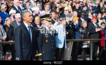 Präsident der Vereinigten Staaten Barack Obama steht mit Generalmajor Bradley A. Becker, der Kommandant der Militärischen Bezirk von Washington, während einer Kranzniederlegung Zeremonie am Grab der Unbekannten, Arlington National Cemetery, Arlington, Va., Nov. 11, 2016 Stockfoto
