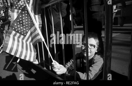 New Yorker und servicemembers; sowohl aktive und pensionierte, kamen zusammen, um sich zu erinnern, denen, die an das US-Militär gedient haben, während des jährlichen Veterans Day Parade in New York, N.Y., Nov. 11, 2016 und Ehren. Tausende von Fans gezeichnete 5th Avenue in Manhattan als mehrere Niederlassungen der bewaffneten Kräfte und Organisationen, die Veteranen um das Land Unterstützung in der Parade marschierten. Stockfoto