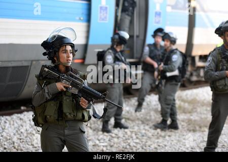 Ein Israel Polizist wacht während eines simulierten terroristischen Anschlag auf einen Zug als Air Force General Joseph Lengyel, Chief, National Guard Bureau, besucht Israel Übung Silber Juwel, Hadera, Israel, Nov. 8, 2016 zu beobachten. Die Nationalgarde hat eine innere Sicherheit Zusammenarbeit Partnerschaft mit der israelischen Streitkräfte Home Front-Befehl. Stockfoto