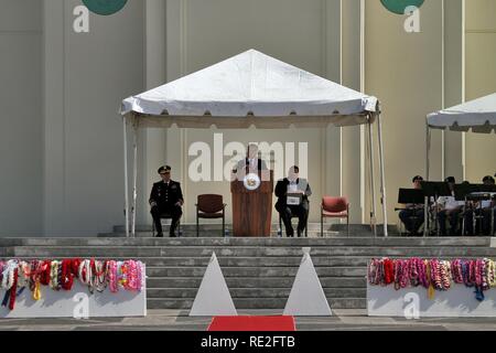 Reg. David Y. Ige spricht während der 2016 Governor's Veterans Day Zeremonie an der Hawaii State Veteran-kirchhof in Kaneohe, Hawaii, Nov. 11, 2016. Das Thema der Veranstaltung war "Veteranen: Aus Liebe zu Land, sie serviert", die eine Parade von Fahnen, Präsentation von floralen leis und Musik aus der 111 Oklahoma Army National Guard Band enthalten. Stockfoto