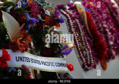 Kränze und Blumen leis sind während der 2016 Governor's Veterans Day Zeremonie an der Hawaii State Veteran-kirchhof in Kaneohe, Hawaii, Nov. 11, 2016 angezeigt. Das Thema der Veranstaltung war "Veteranen: Aus Liebe zu Land, sie serviert", die eine Parade von Fahnen, Präsentation von floralen leis und Musik aus der 111 Oklahoma Army National Guard Band enthalten. Stockfoto